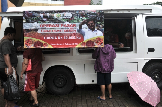 Warga Serbu Operasi Cabai Murah di Pasar Senen