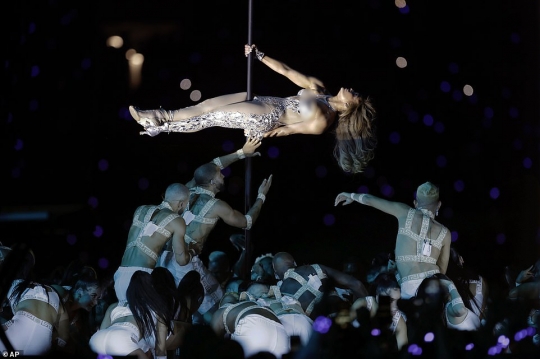 Seksi di Usia 50, Jennifer Lopez Guncang Super Bowl dengan Pole Dance