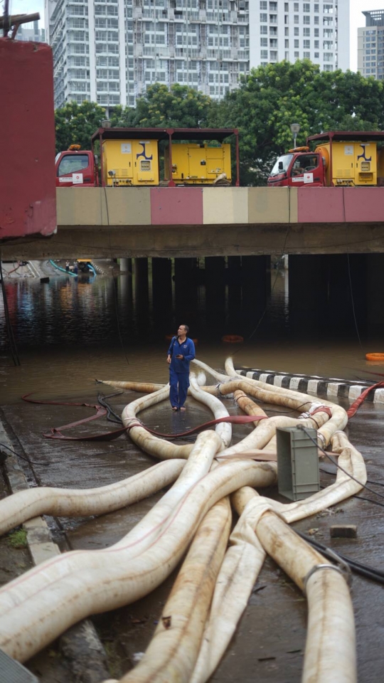 Perjuangan Petugas Sedot Banjir Underpass Kemayoran