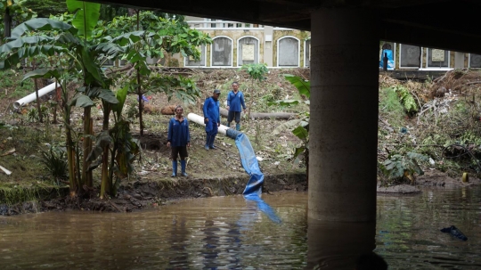 Perjuangan Petugas Sedot Banjir Underpass Kemayoran