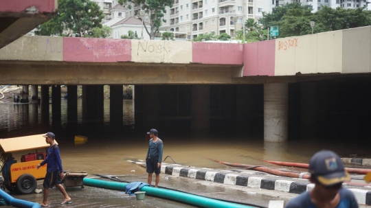 Perjuangan Petugas Sedot Banjir Underpass Kemayoran