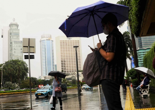 BMKG Peringatkan Warga Waspada Hujan Lebat Hingga Rabu