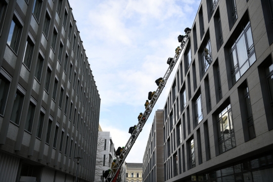 Aksi Aktivis Greenpeace Pasang Spanduk di Gedung Siemens Jerman
