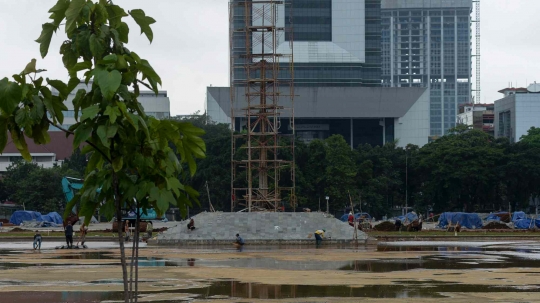 Puluhan Pohon Besar Kembali Ditanam di Taman Monas