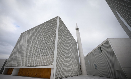 Melihat Masjid Pertama di Slovenia yang Dilengkapi Lapangan Basket dan Restoran