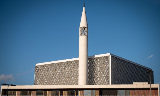 Melihat Masjid Pertama di Slovenia yang Dilengkapi Lapangan Basket dan Restoran