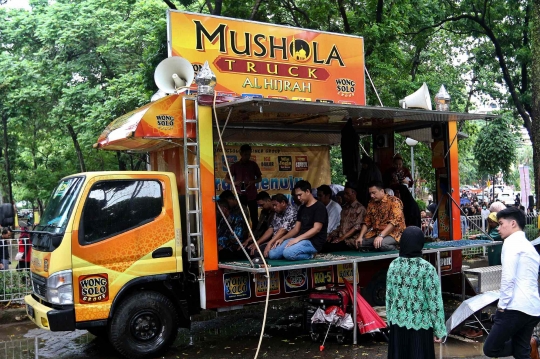 Salat Berjemaah di Mushola Truck