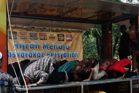 Salat Berjemaah di Mushola Truck