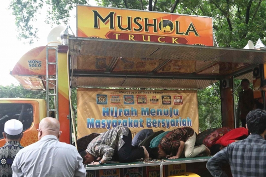 Salat Berjemaah di Mushola Truck