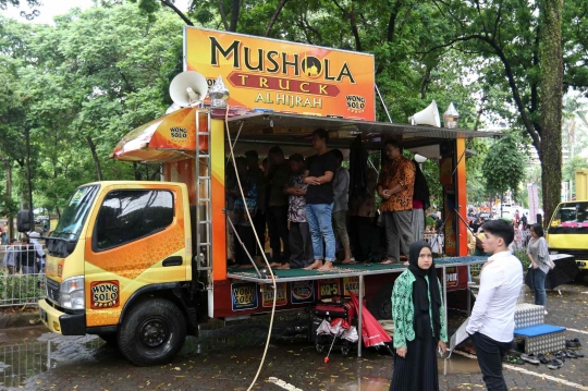 Salat Berjemaah di Mushola Truck