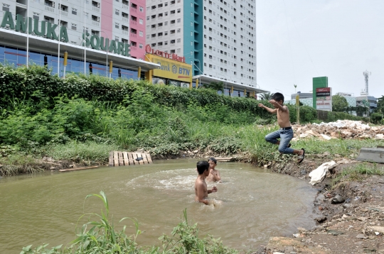 Minim Lahan Bermain, Anak Kota Berenang di Kubangan Air Hujan