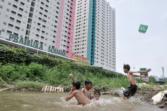 Minim Lahan Bermain, Anak Kota Berenang di Kubangan Air Hujan