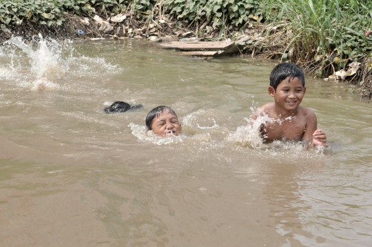 Minim Lahan Bermain, Anak Kota Berenang di Kubangan Air Hujan