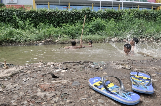 Minim Lahan Bermain, Anak Kota Berenang di Kubangan Air Hujan