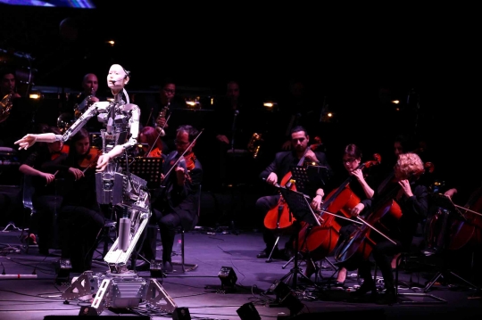 Aksi Robot Maestro Pimpin Orkestra di Uni Emirat Arab