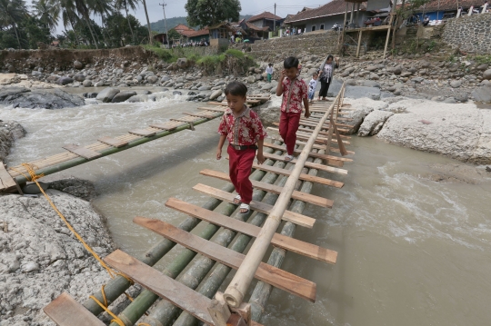 Jembatan Bambu Jadi Penghubung Warga Pasca Banjir Bandang di Bogor