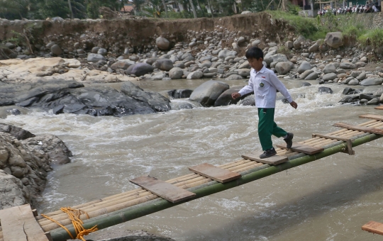 Jembatan Bambu Jadi Penghubung Warga Pasca Banjir Bandang di Bogor