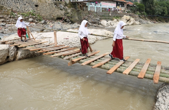 Jembatan Bambu Jadi Penghubung Warga Pasca Banjir Bandang di Bogor