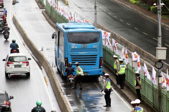 Polisi Cegat Pemotor Nekat Masuk Jalur Transjakarta