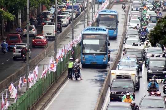 Polisi Cegat Pemotor Nekat Masuk Jalur Transjakarta