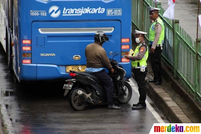 Pengguna Sepeda Motor Di Dunia Foto Polisi Cegat Pemotor Nekat Masuk Jalur Transjakarta 