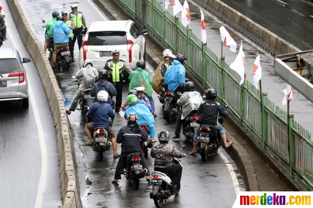 Pengguna Sepeda Motor Di Dunia Foto Polisi Cegat Pemotor Nekat Masuk Jalur Transjakarta 