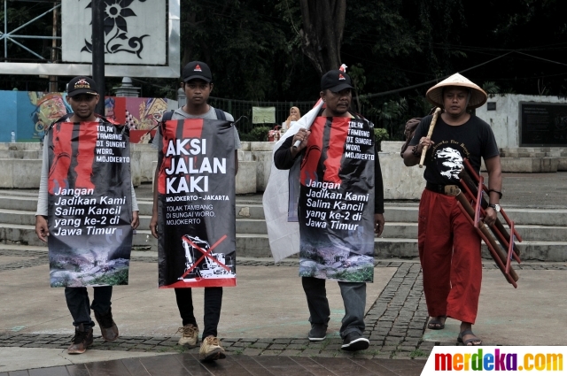 peristiwa sejarah bersifat abadi karena Foto Aksi 3 Warga Mojokerto Jalan Kaki ke Jakarta Demi 