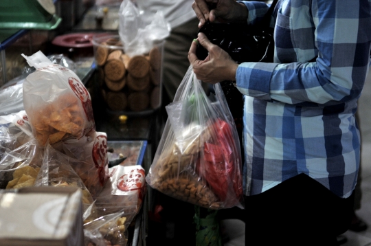 Penggunaan Kantong Plastik Masih Marak di Pasar Tebet