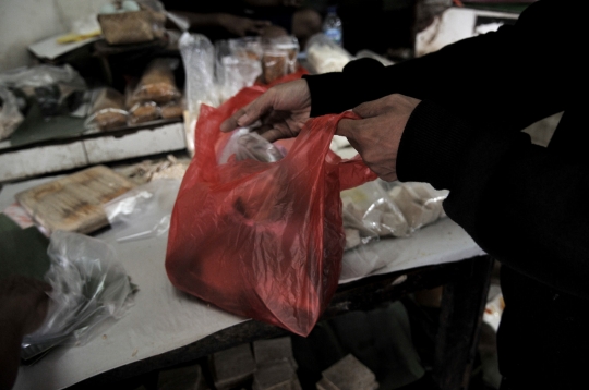 Penggunaan Kantong Plastik Masih Marak di Pasar Tebet