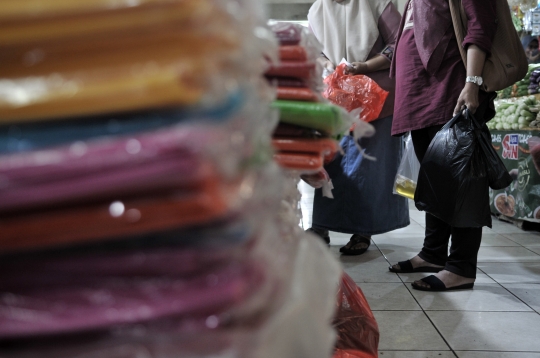 Penggunaan Kantong Plastik Masih Marak di Pasar Tebet