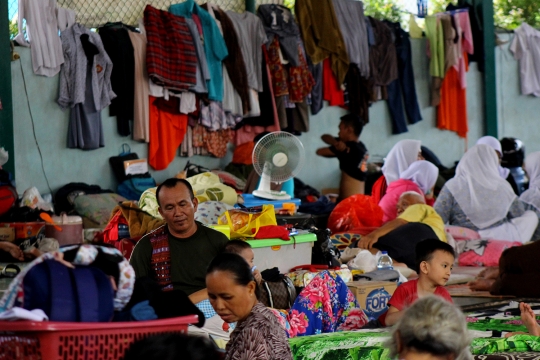 Menengok Kondisi Korban Banjir di Gor Total Persada