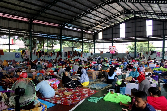 Menengok Kondisi Korban Banjir di Gor Total Persada