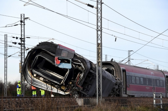 Kereta Cepat Italia Tergelincir, 2 Orang Tewas