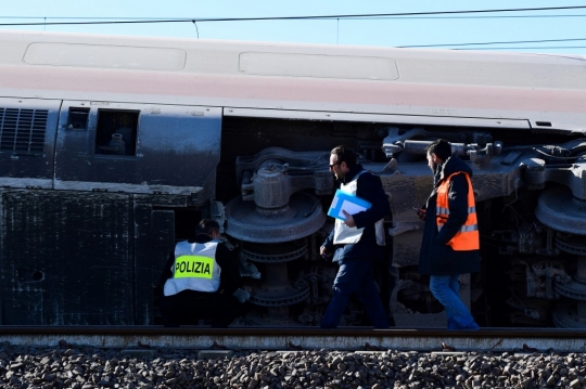 Kereta Cepat Italia Tergelincir, 2 Orang Tewas