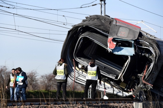 Kereta Cepat Italia Tergelincir, 2 Orang Tewas