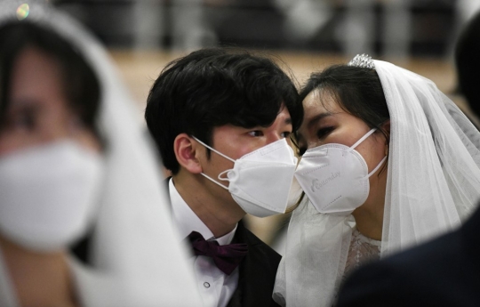 Pakai Masker, Pasangan Nikah Massal di Korea Selatan