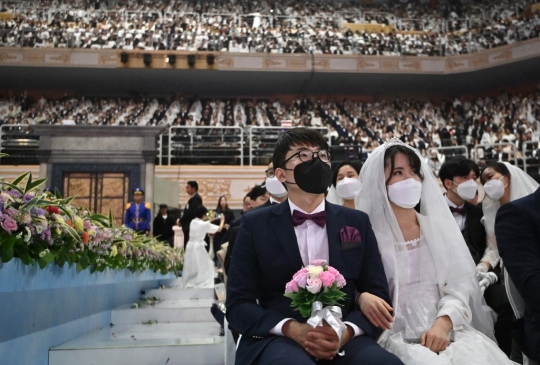 Pakai Masker, Pasangan Nikah Massal di Korea Selatan