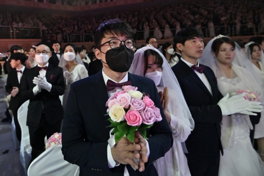 Pakai Masker, Pasangan Nikah Massal di Korea Selatan
