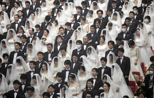 Pakai Masker, Pasangan Nikah Massal di Korea Selatan