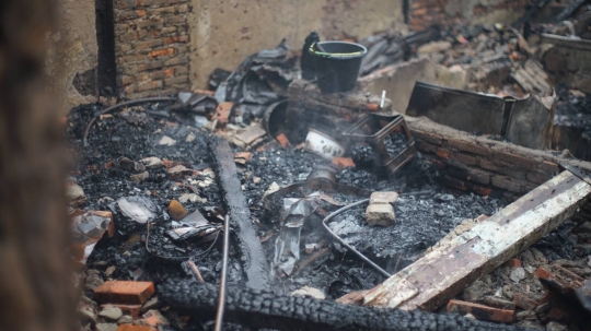 Habis Dilalap Api, Warga Kumpulkan Puing Rumah yang Tersisa