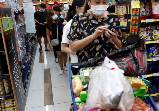 Bahaya Virus Corona, Warga Singapura Borong Bahan Pokok di Supermarket