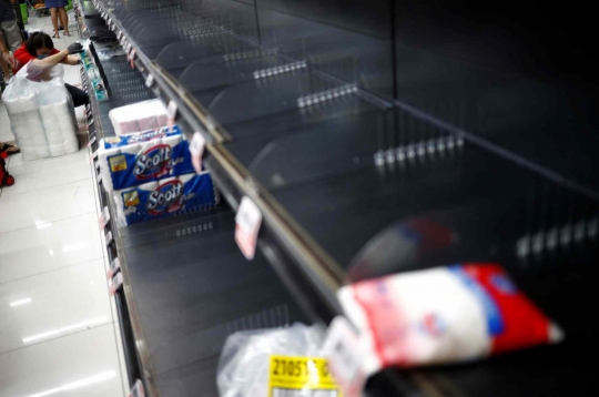 Bahaya Virus Corona, Warga Singapura Borong Bahan Pokok di Supermarket