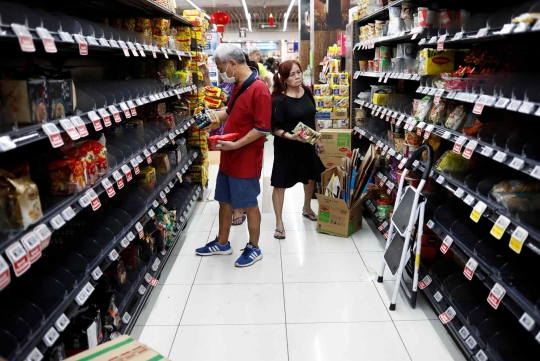 Bahaya Virus Corona, Warga Singapura Borong Bahan Pokok di Supermarket