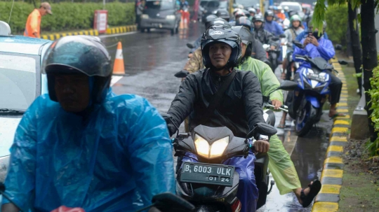 Banjir, Pemotor Dibolehkan Masuk Jalan Tol Pulo Mas