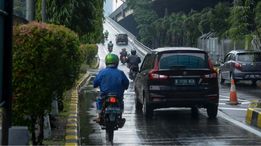 Banjir, Pemotor Dibolehkan Masuk Jalan Tol Pulo Mas