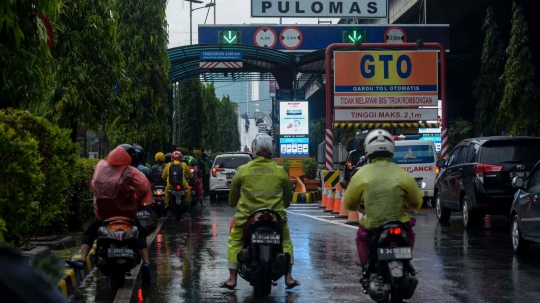 Banjir, Pemotor Dibolehkan Masuk Jalan Tol Pulo Mas