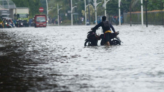 Jalan Ahmad Yani Banjir, Sejumlah Pemotor yang Nekat Terobos Mogok