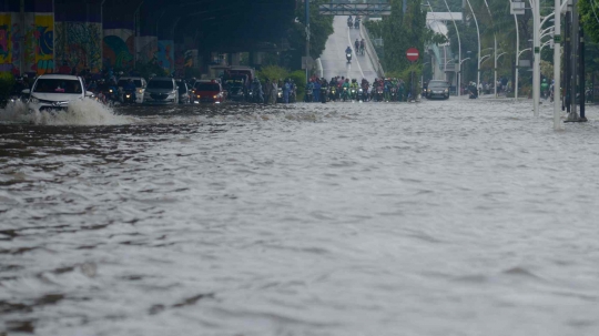 Jalan Ahmad Yani Banjir, Sejumlah Pemotor yang Nekat Terobos Mogok