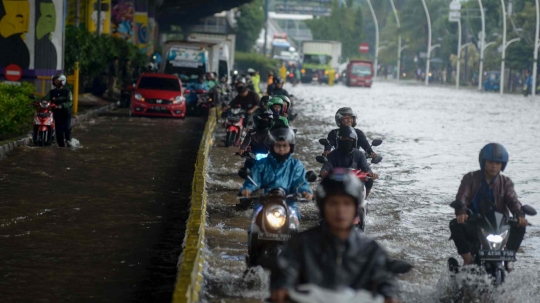 Jalan Ahmad Yani Banjir, Sejumlah Pemotor yang Nekat Terobos Mogok