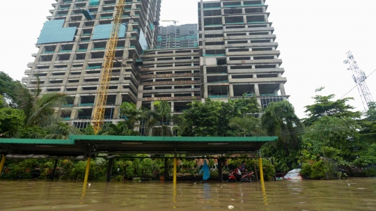 Macet Mengular Akibat Banjir di Jalan Letjen Soeprapto